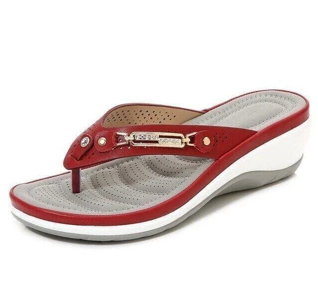 Sandale orthopédique rouge pour femme avec semelle compensée blanche et grise, design élégant et confortable, idéale pour l'été.