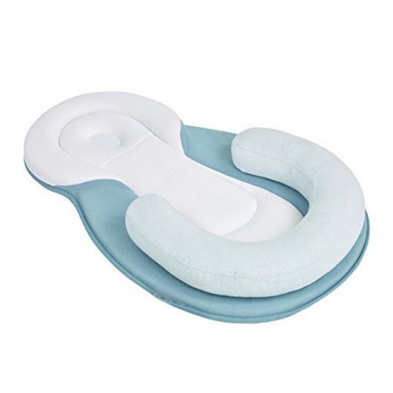Coussin de bain pour bébé, ergonomique, bleu et blanc, support antidérapant, confort et sécurité, idéal pour nouveau-nés et nourrissons.