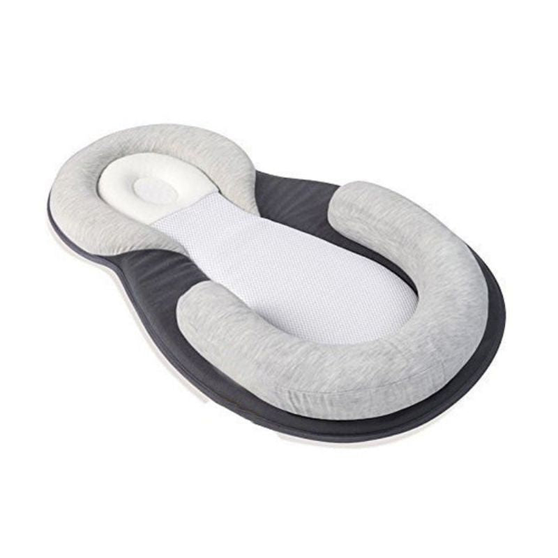 Coussin ergonomique pour bébé, gris et blanc, soutien tête et corps, matelas anti-roulis, confort sommeil, accessoire puériculture.