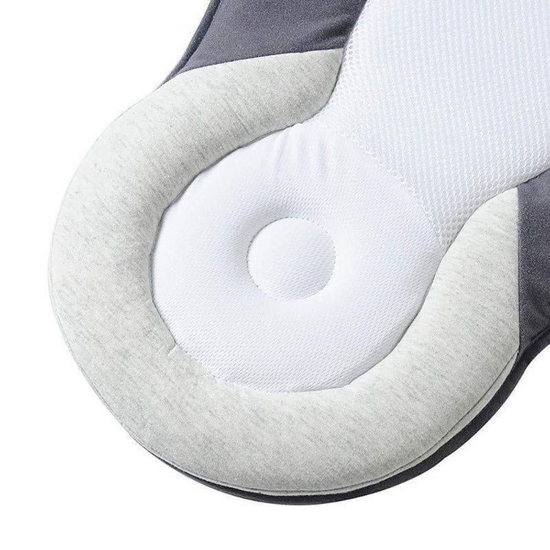 Coussin ergonomique pour bébé, gris et blanc, soutien tête et cou, matériau doux et respirant, accessoire de poussette ou siège auto.