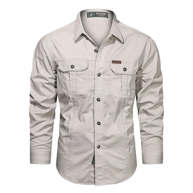 Chemise homme beige à manches longues, style décontracté, avec poches poitrine et boutons. Mode masculine, vêtement outdoor élégant.