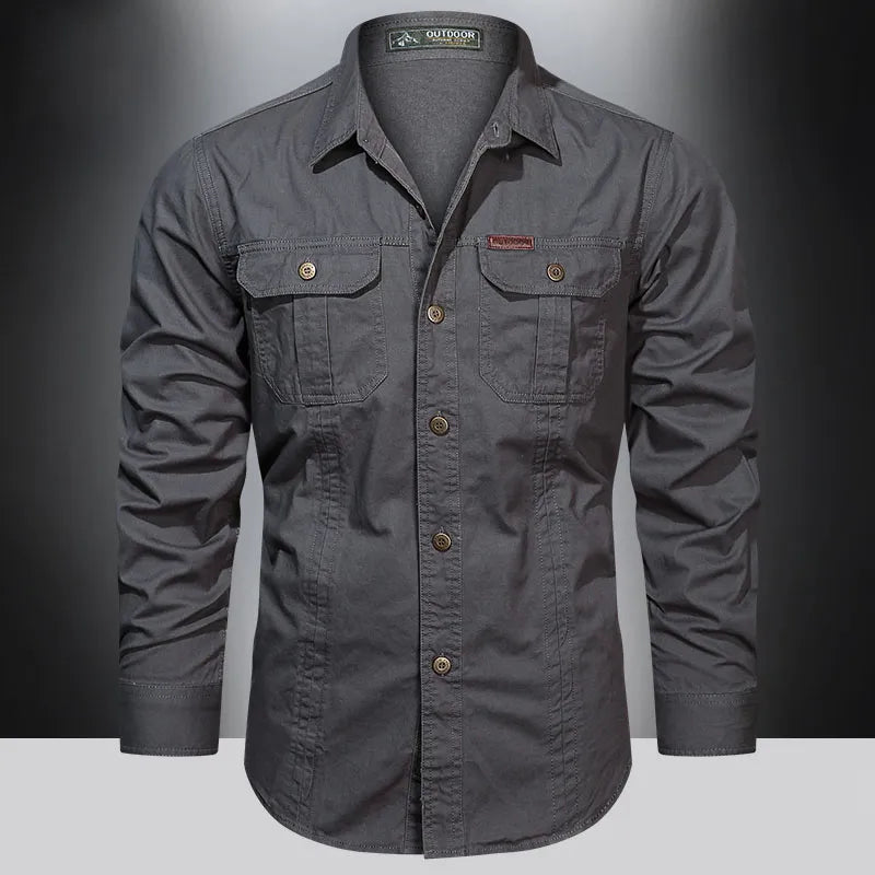 Chemise grise à manches longues pour homme, style décontracté, avec poches poitrine et boutons en bois, idéale pour mode outdoor et casual.
