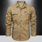 Chemise homme beige à manches longues, style décontracté, avec poches poitrine et boutons, idéale pour mode outdoor et casual.