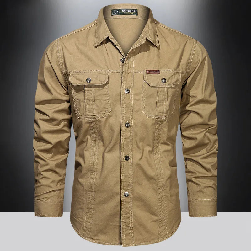 Chemise homme beige à manches longues, style décontracté, avec poches poitrine et boutons, idéale pour mode outdoor et casual.