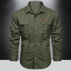 Chemise militaire verte pour homme, manches longues, poches poitrine, style décontracté, idéale pour mode outdoor et aventure.