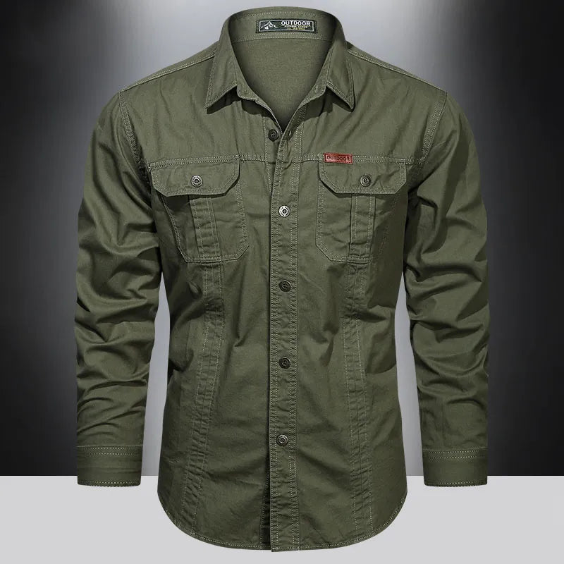 Chemise militaire verte pour homme, manches longues, poches poitrine, style décontracté, idéale pour mode outdoor et aventure.