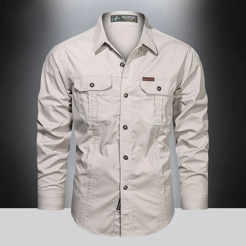 Chemise homme beige à manches longues, boutons noirs, poches poitrine, style décontracté. Mode masculine, vêtement élégant, tendance actuelle.
