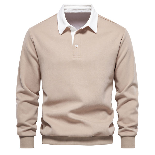 Pull beige à manches longues avec col polo blanc, style décontracté et élégant. Mode homme automne-hiver, tendance et confortable.