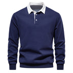 Polo bleu marine à manches longues pour homme avec col blanc contrastant et boutons, style élégant et décontracté, mode masculine tendance.