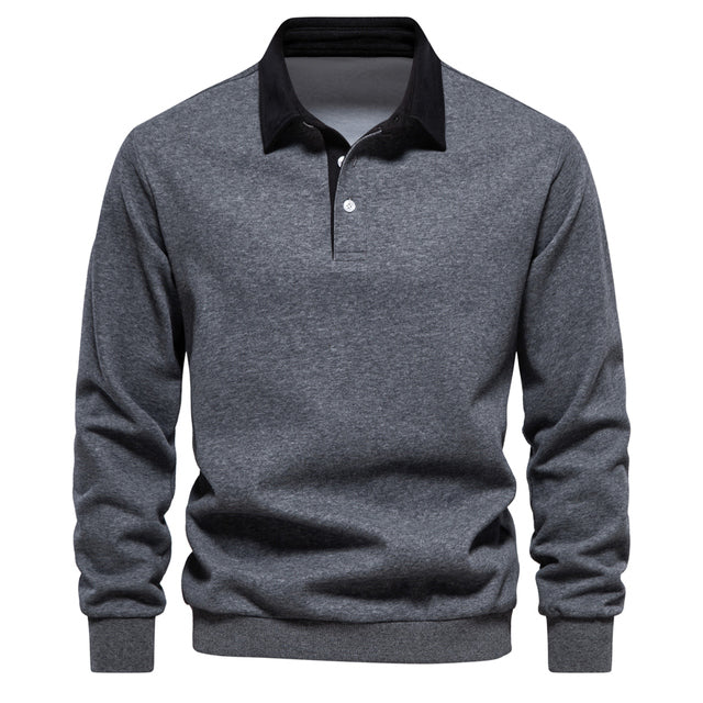 Pull-over gris à col polo noir, manches longues, style décontracté. Vêtement homme élégant, idéal pour l'automne et l'hiver. Mode masculine tendance.