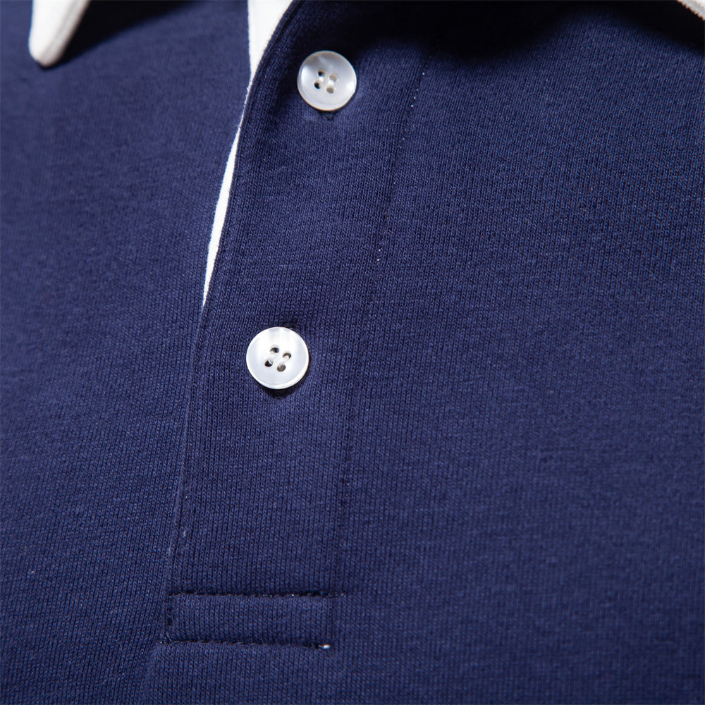 Polo bleu marine en coton avec col blanc contrastant et boutons blancs, mode élégante et décontractée, vêtement classique pour homme.