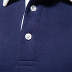 Polo bleu marine en coton avec col blanc contrastant et boutons blancs, mode élégante et décontractée, vêtement classique pour homme.