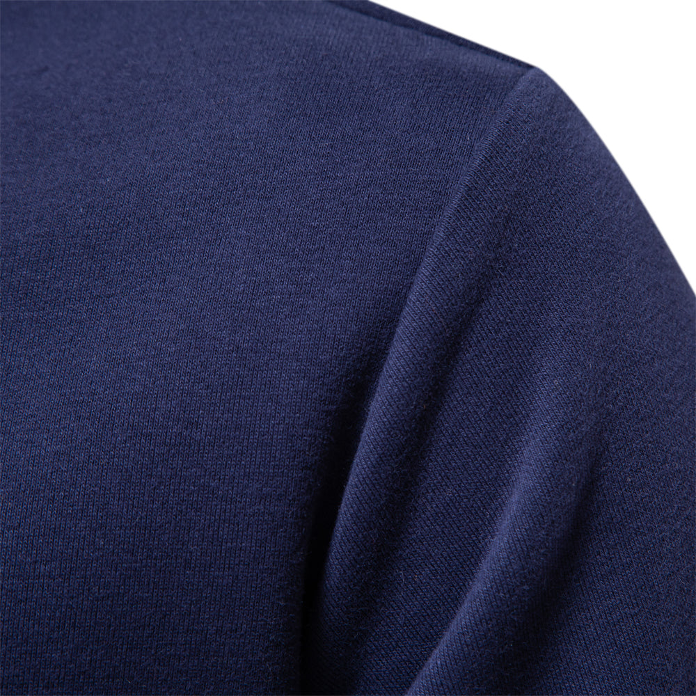 Gros plan sur un pull bleu marine en laine, texture douce et élégante, idéal pour la mode automne-hiver. Vêtement chaud et confortable.