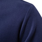 Gros plan sur un pull bleu marine en laine, texture douce et élégante, idéal pour la mode automne-hiver. Vêtement chaud et confortable.