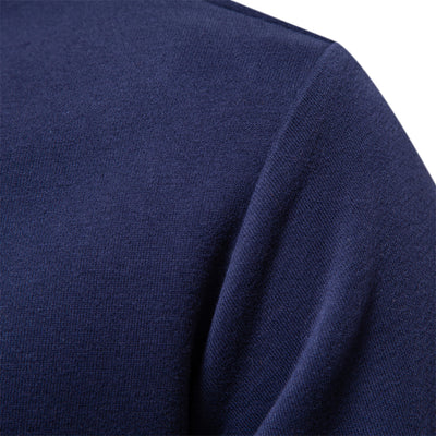 Polo elegante de manga larga para hombre con cuello clásico.