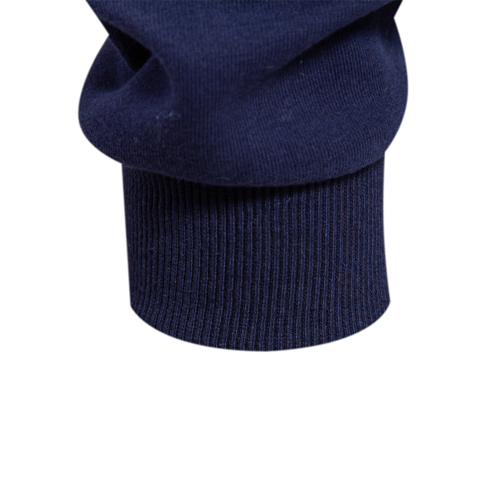 Manchette de pull bleu marine en tricot côtelé, gros plan. Mode hiver, vêtement chaud, style décontracté, tissu doux et confortable.