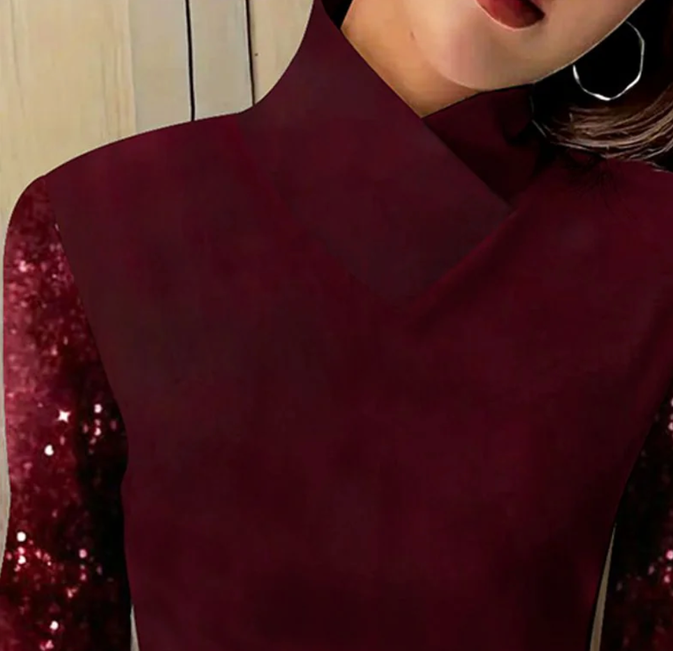 Robe élégante bordeaux à manches longues pailletées, col montant, style chic et moderne, mode féminine tendance, tenue de soirée glamour.