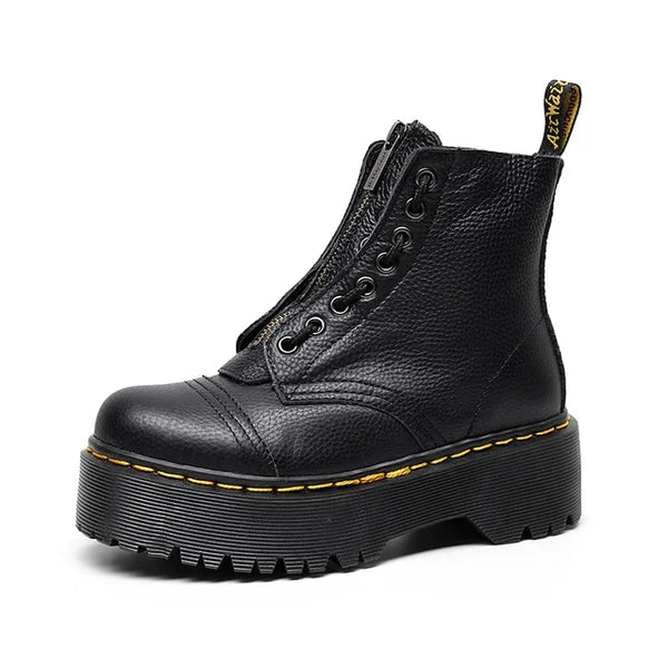 Botte noire en cuir avec semelle épaisse, fermeture éclair frontale et coutures jaunes. Chaussure tendance, style punk, mode automne-hiver.
