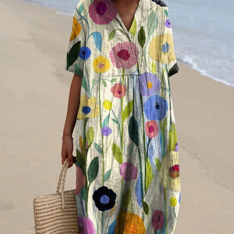 Robe d'été fleurie colorée sur plage, femme tenant un sac en osier. Mode estivale, tenue décontractée, style bohème chic, bord de mer.