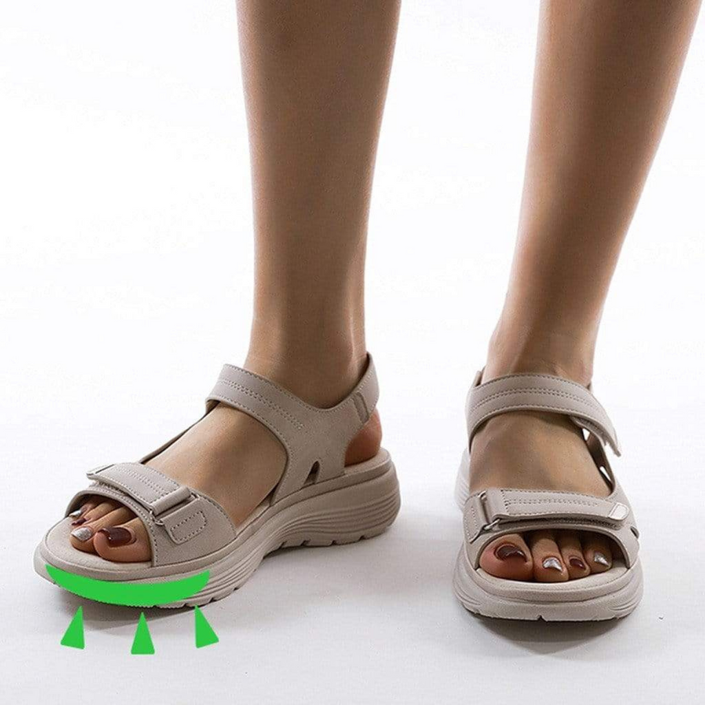 Sandales orthopédiques beiges pour femmes, avec semelle ergonomique et fermeture velcro, offrant confort et soutien pour la marche.