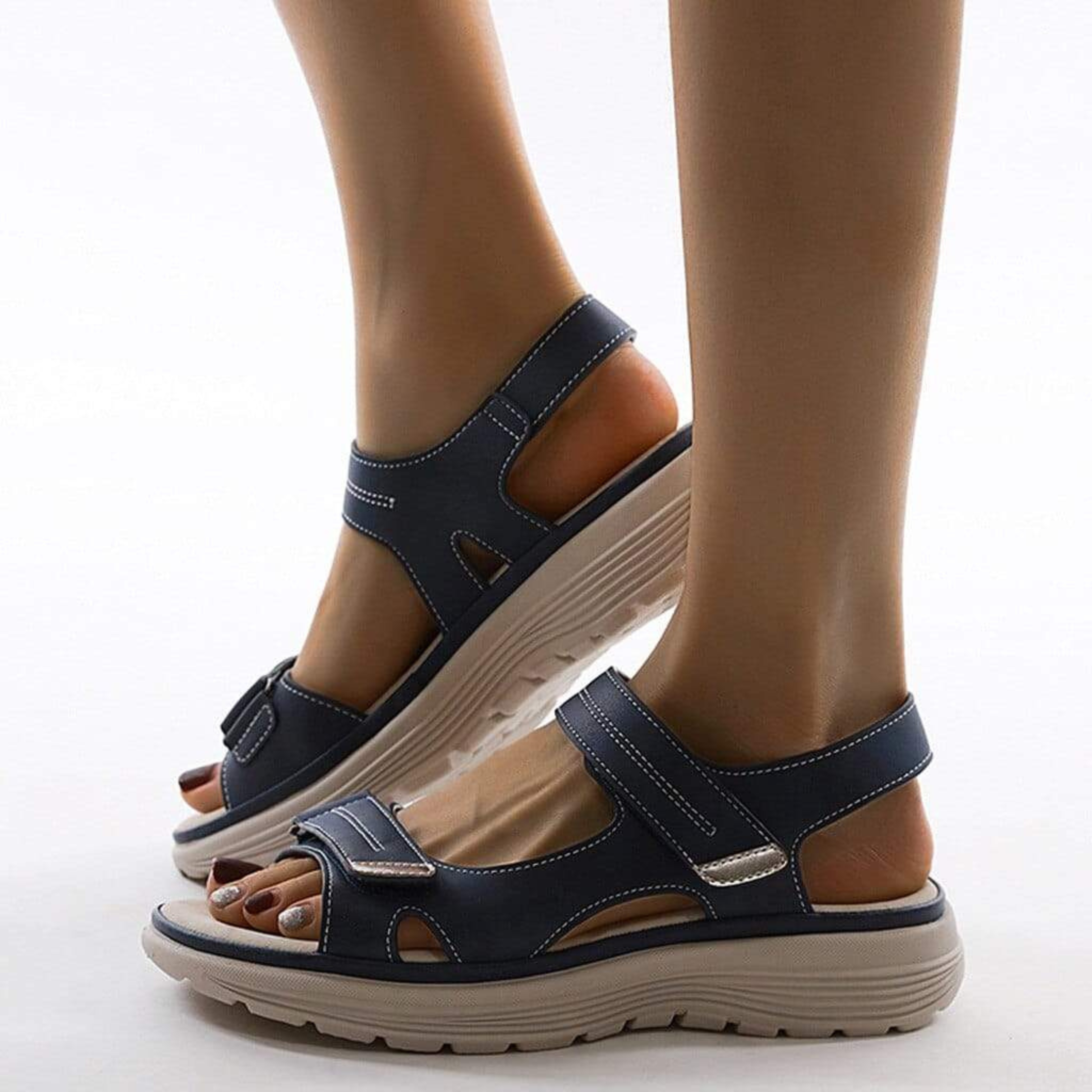 Sandales confortables pour femmes en cuir bleu marine avec semelle épaisse beige, design ergonomique, idéales pour l'été et la marche.