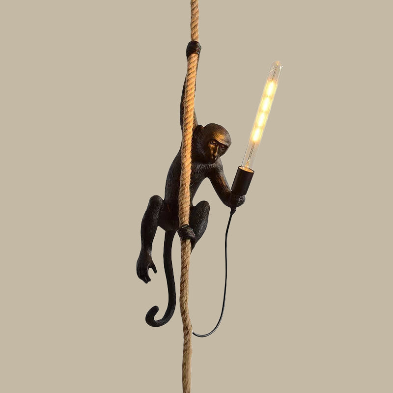 Lampe pendante singe en résine avec détails de corde