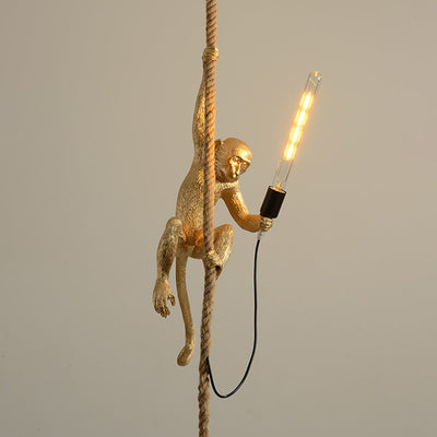 Lampe pendante singe en résine avec détails de corde