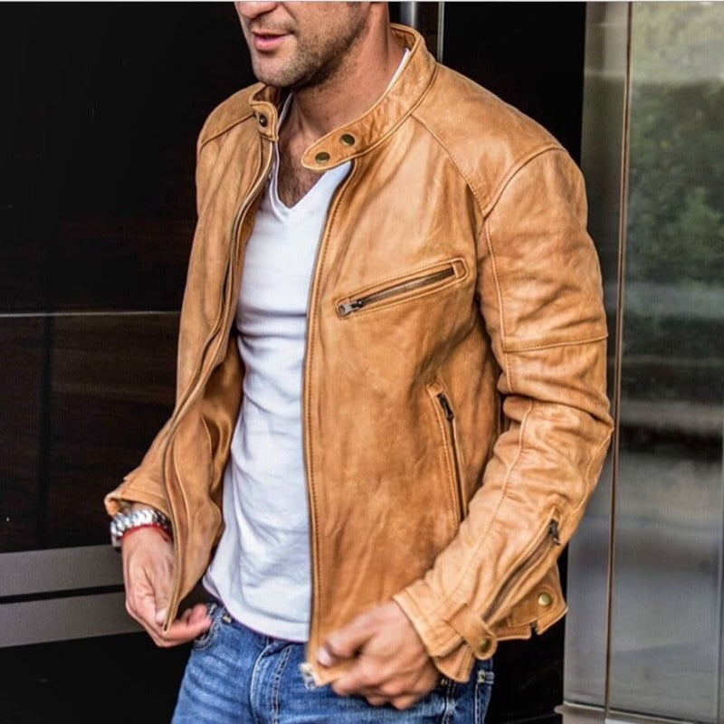 Homme portant un blouson en cuir marron clair, style motard, avec un t-shirt blanc et un jean bleu. Mode masculine, veste tendance, look décontracté.