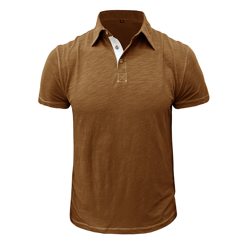Polo marron pour homme avec col boutonné blanc, manches courtes, style décontracté. Mode masculine, vêtement tendance, été.