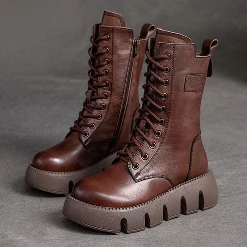 Bottes en cuir marron foncé avec semelles épaisses crantées, lacets et fermeture éclair latérale, style militaire tendance pour l'hiver.