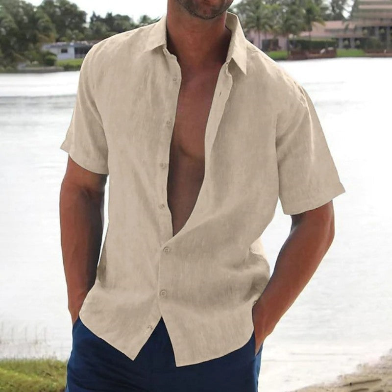 Homme portant une chemise en lin beige ouverte, manches courtes, près d'un lac. Mode estivale décontractée, style plage, élégance décontractée.