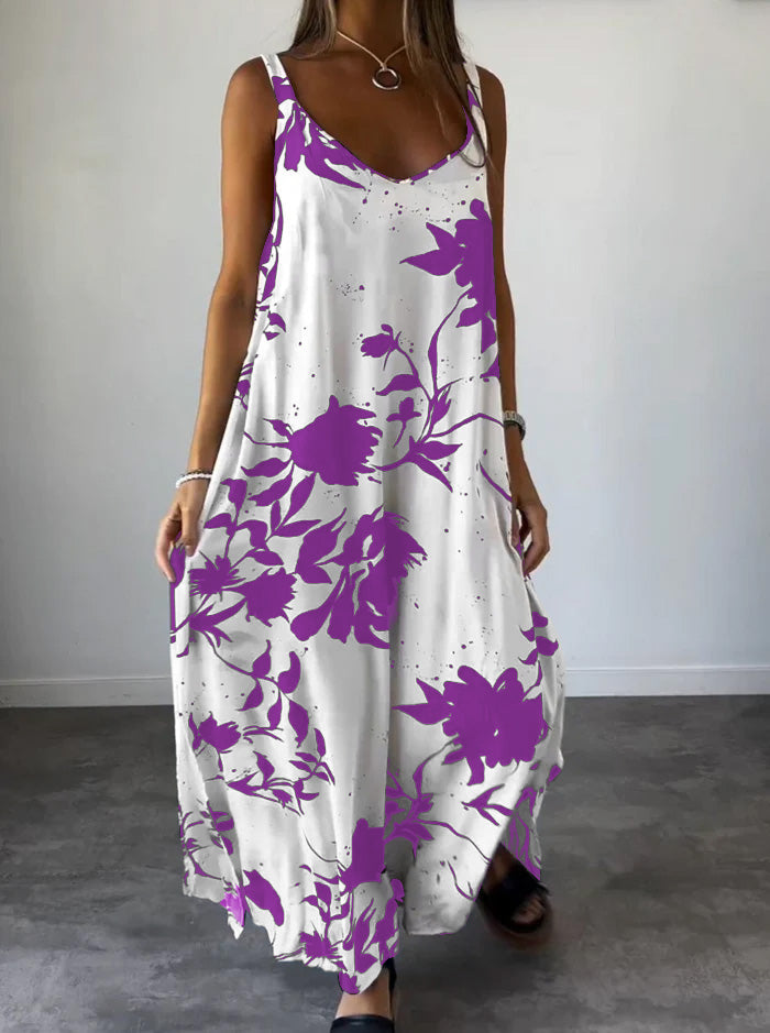 Robe longue d'été blanche à motifs floraux violets, sans manches, col en V, portée par une femme. Mode féminine, tenue décontractée élégante.