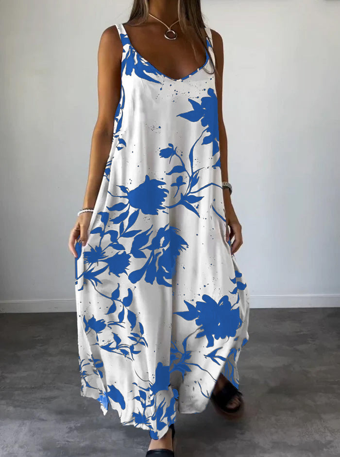 Robe longue d'été blanche à motifs floraux bleus, sans manches, col en V, portée par une femme. Mode féminine, tenue décontractée élégante.