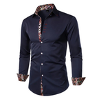 Chemise homme élégante bleu marine avec motifs paisley colorés sur le col et les poignets, manches longues, style moderne et chic.