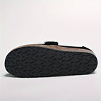 Semelle de sandale noire avec motif ondulé, vue de dessous. Chaussure confortable, tendance, idéale pour l'été. Mode, sandale, semelle antidérapante.