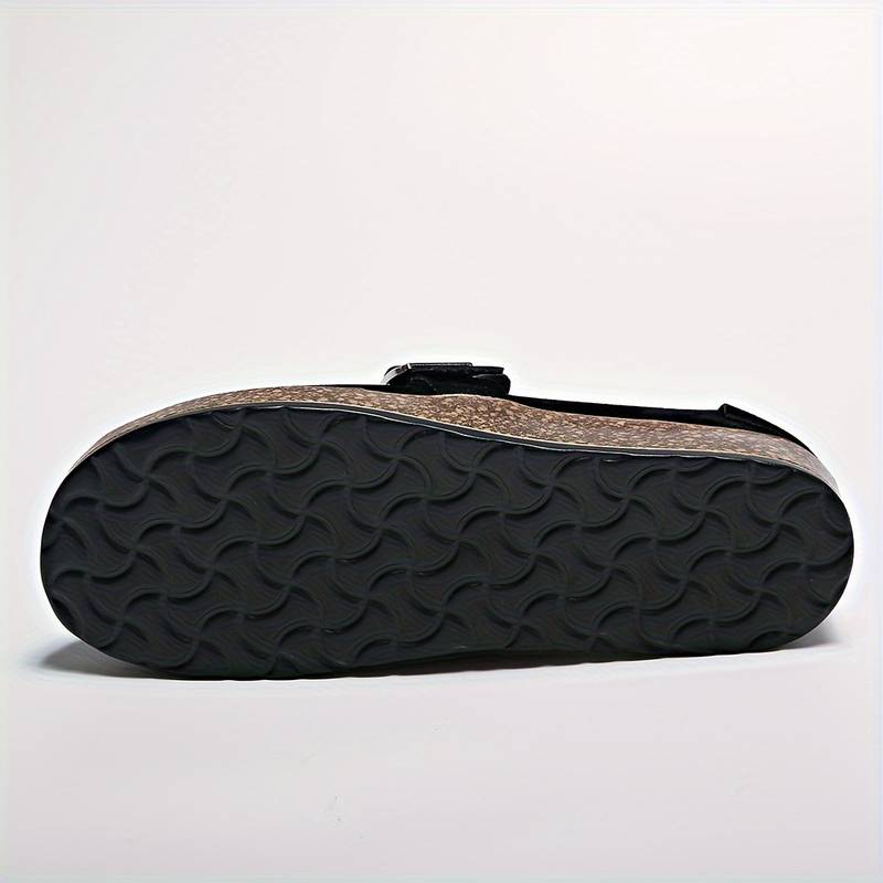 Semelle de sandale noire avec motif ondulé, vue de dessous. Chaussure confortable, tendance, idéale pour l'été. Mode, sandale, semelle antidérapante.