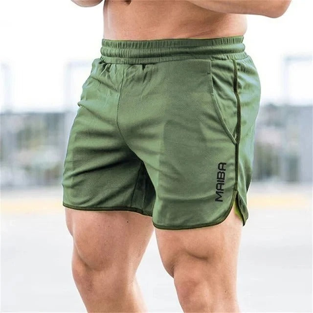Short vert pour homme, design sportif, avec logo "MAIBA" sur la jambe gauche. Idéal pour fitness, course et entraînement. Confort et style assurés.