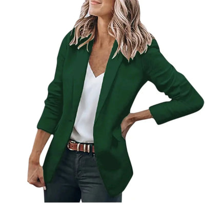 Blazer vert femme, manches longues, porté avec chemisier blanc et jean. Mode élégante, tenue décontractée chic, style automne-hiver.