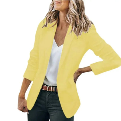 Blazer jaune femme, manches longues, porté avec chemisier blanc et jean noir. Mode élégante, tenue décontractée chic, style moderne.