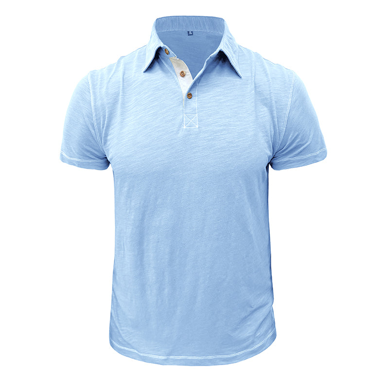 Polo bleu clair pour homme, manches courtes, col boutonné, style décontracté. Mode masculine, vêtement estival, tendance élégante.