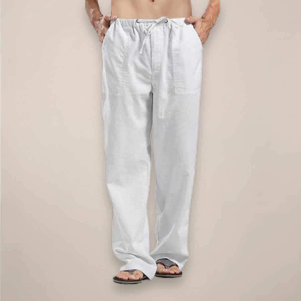 Pantalon blanc en lin pour homme, coupe ample, avec cordon de serrage à la taille, porté avec des tongs. Mode estivale décontractée.