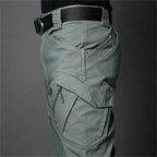 Pantalon cargo vert avec poches multiples et ceinture noire, style militaire, mode homme, vue latérale.