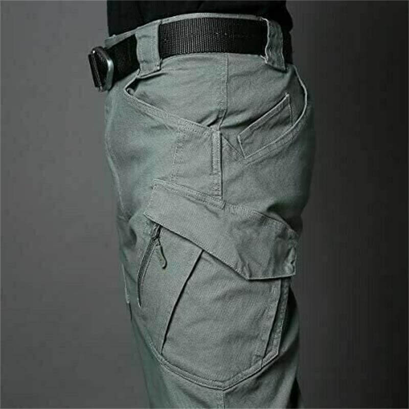 Pantalon cargo vert avec poches multiples et ceinture noire, style militaire, mode homme, vue latérale.