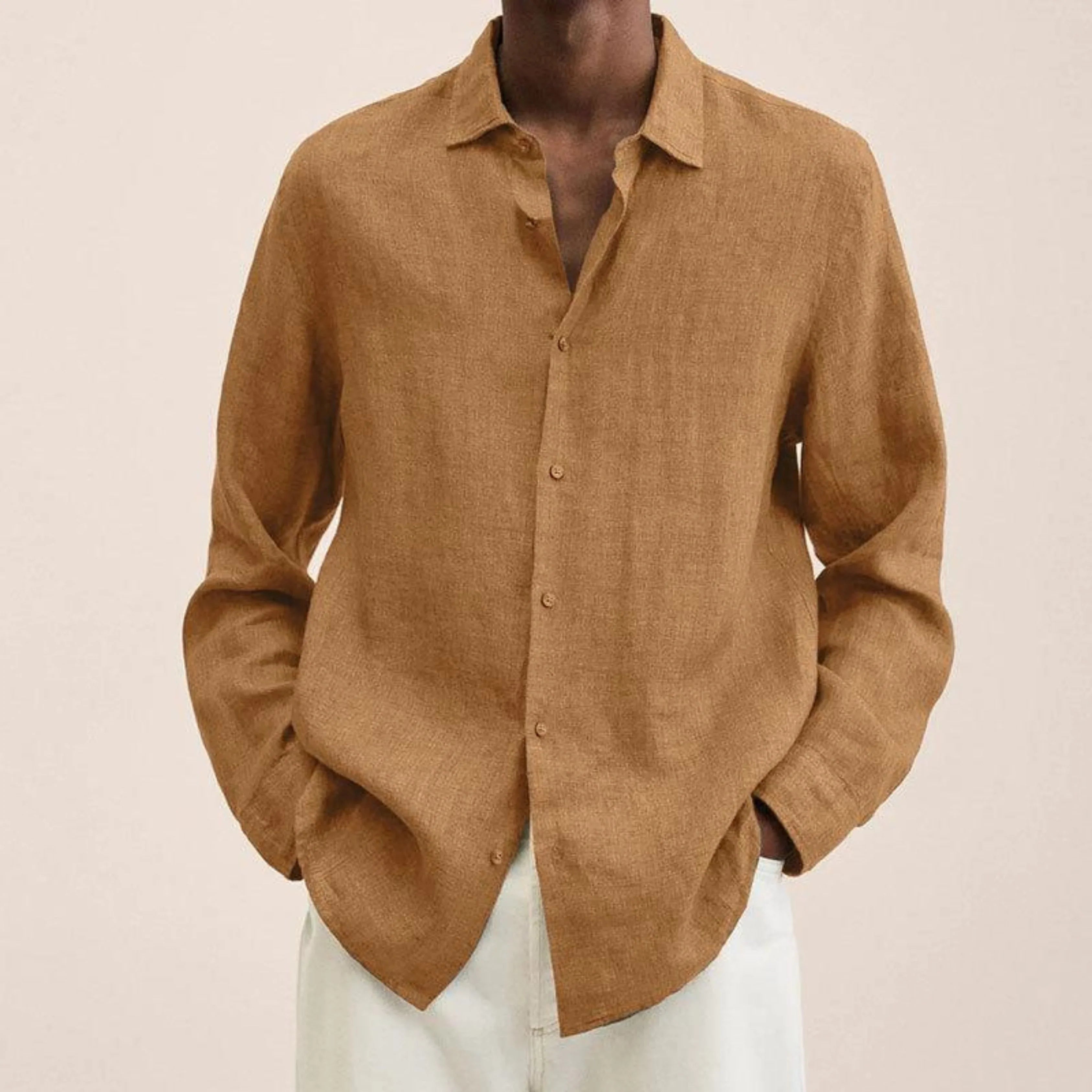 Chemise en lin marron pour homme, manches longues, col ouvert, style décontracté. Mode masculine élégante, tendance automne, tenue chic.