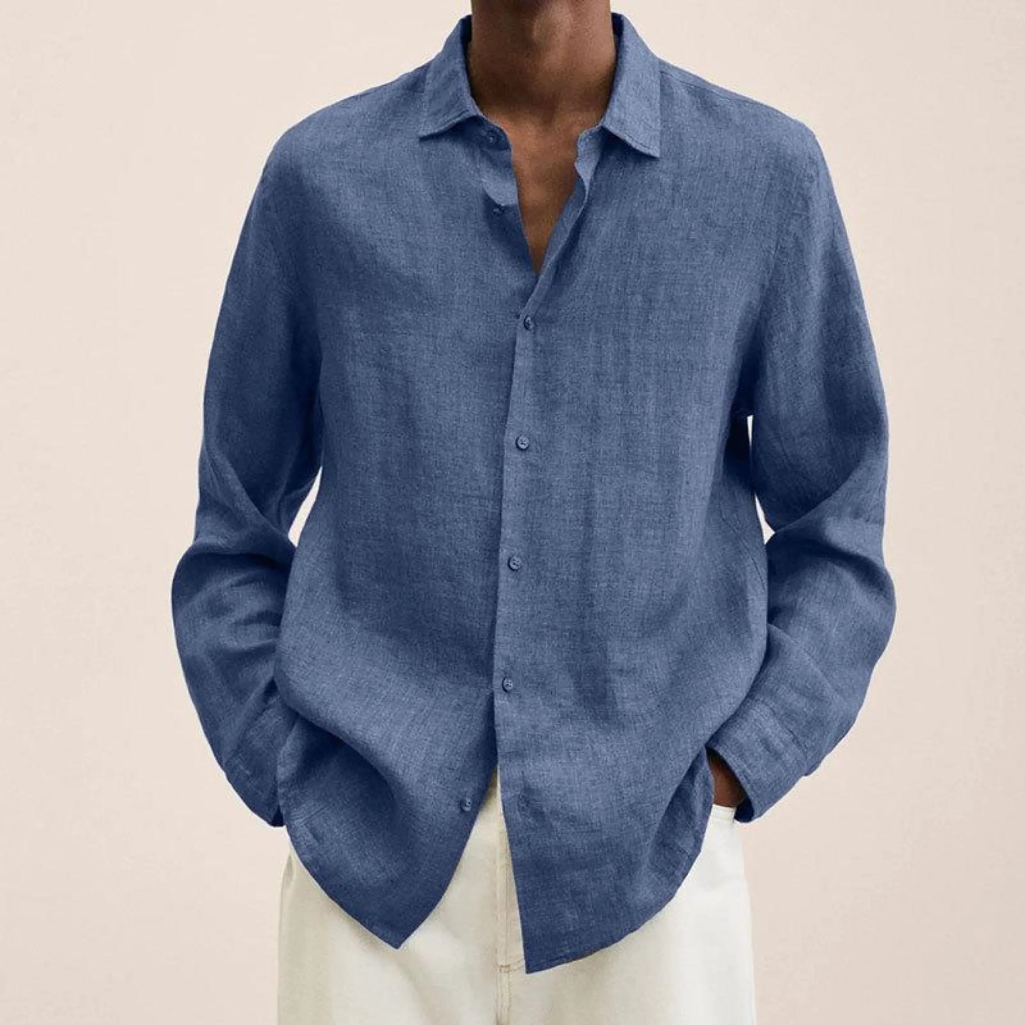 Chemise en lin bleu pour homme, manches longues, col classique, boutons, style décontracté. Mode masculine élégante et tendance.