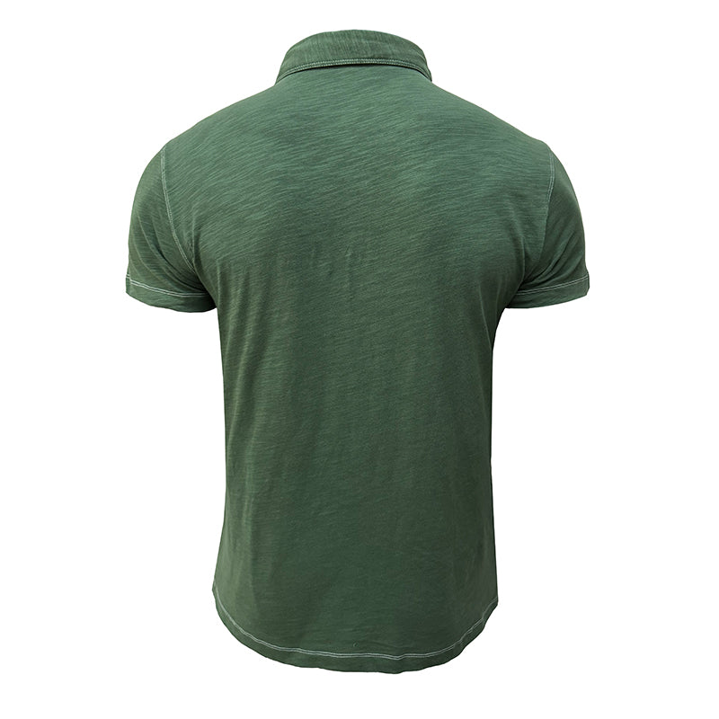 Polo vert uni pour homme, manches courtes, col classique, tissu léger et confortable. Mode masculine, vêtement décontracté, style estival.