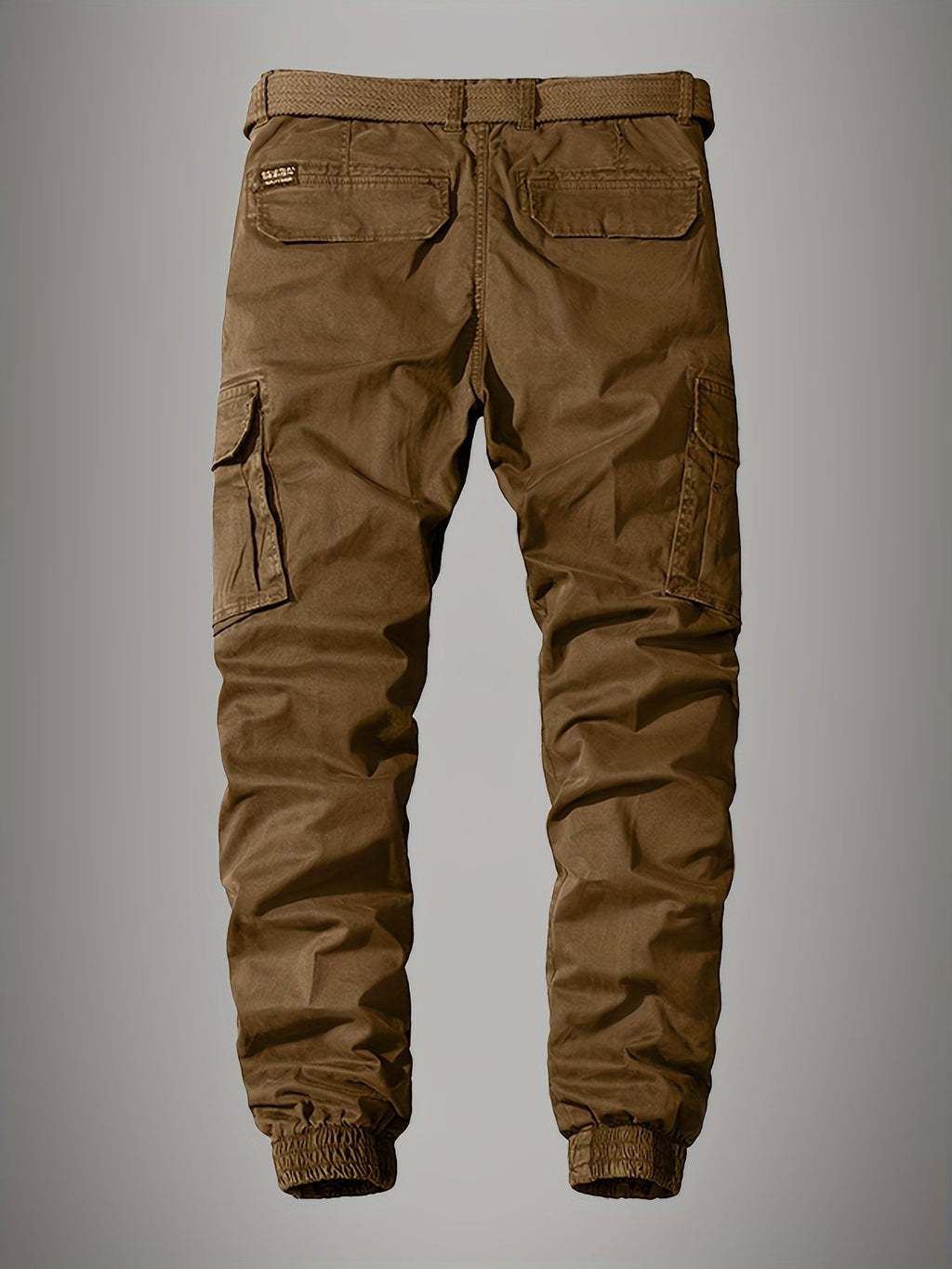 Pantalon cargo marron pour homme, style décontracté, avec poches latérales et ceinture intégrée. Mode masculine, vêtements outdoor, tendance automne.