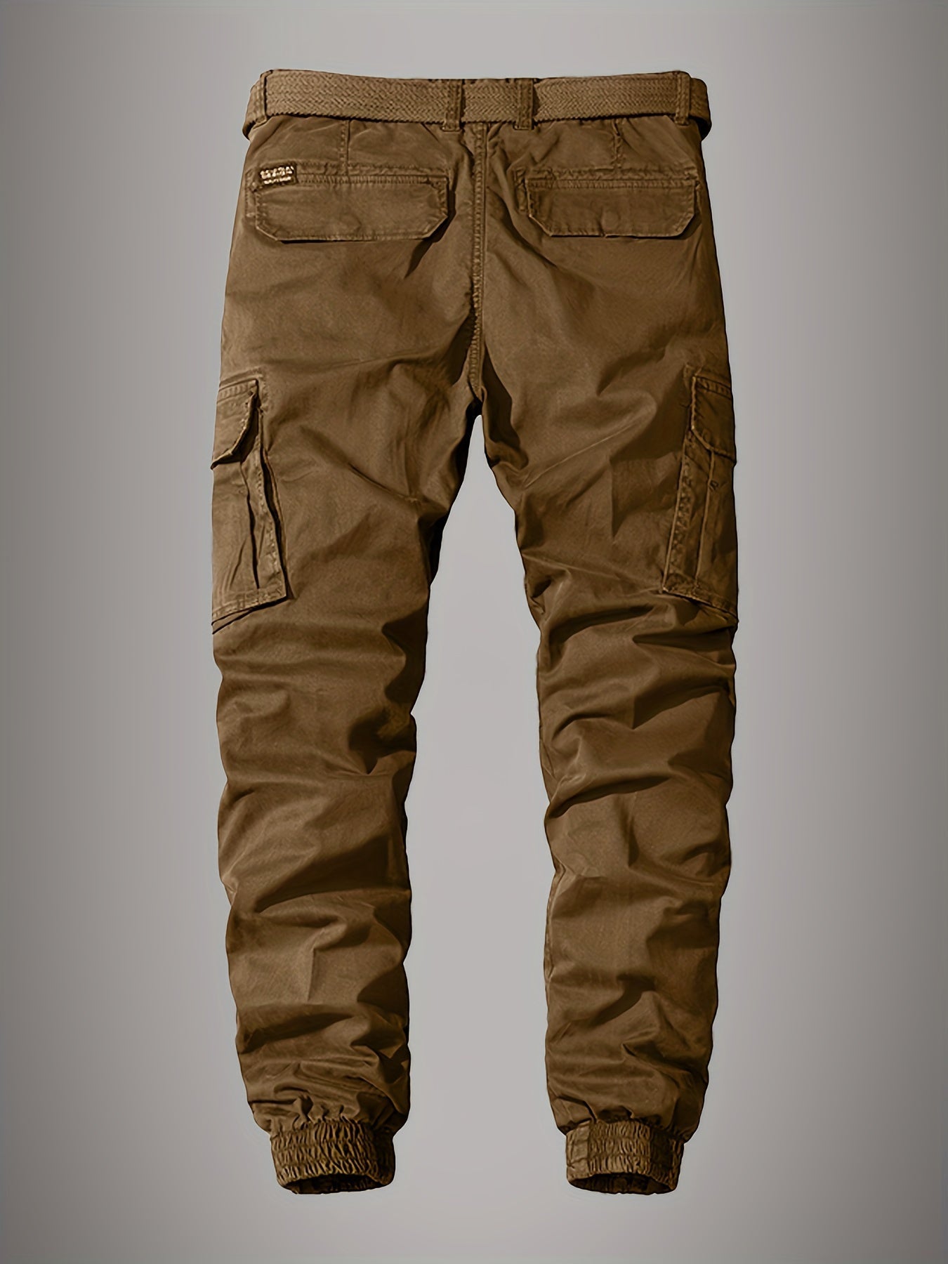 Pantalon cargo marron pour homme, style décontracté, avec poches latérales et ceinture intégrée. Mode masculine, vêtements outdoor, tendance automne.