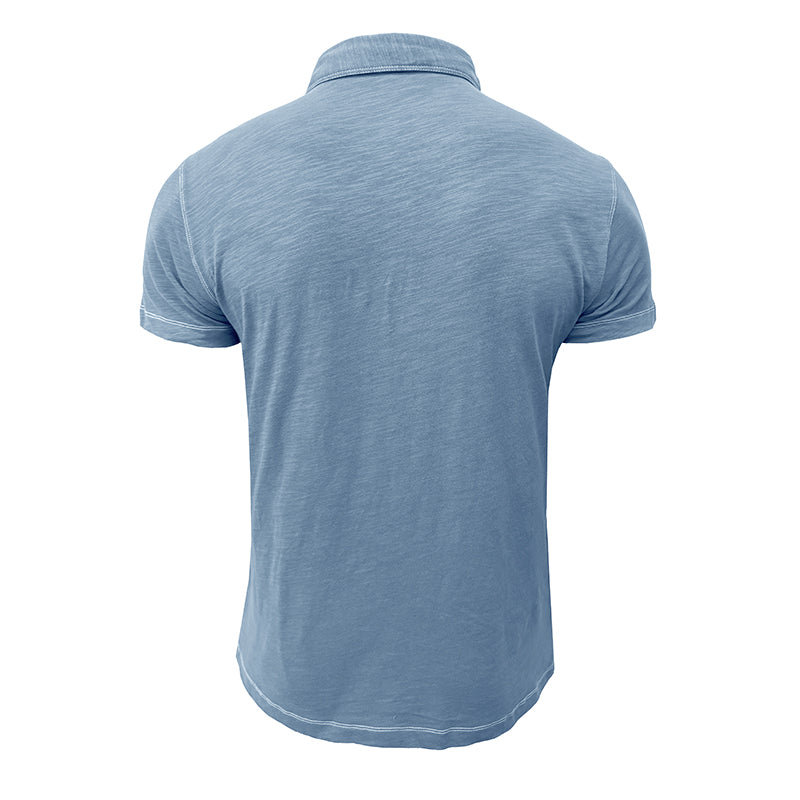 Polo bleu clair pour homme, vue de dos, col classique, manches courtes, tissu léger. Mode masculine, vêtement décontracté, style estival.