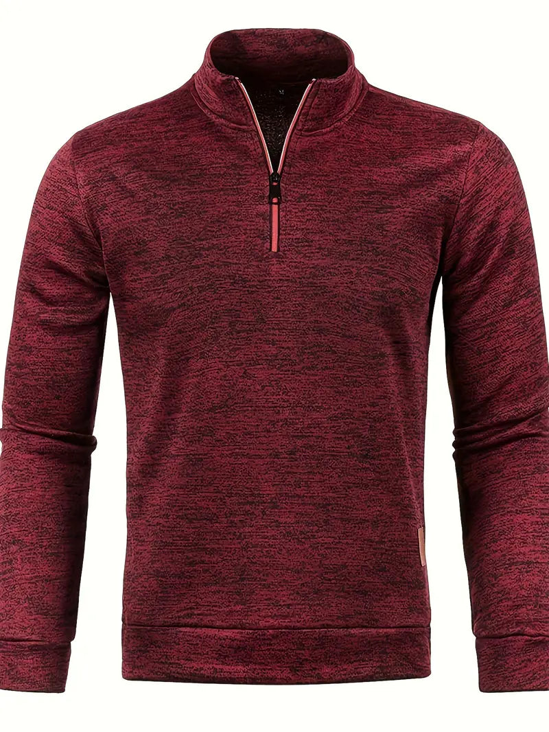 Pull rouge bordeaux pour homme avec fermeture éclair demi-longueur, manches longues, design texturé. Mode masculine, vêtement d'hiver élégant.